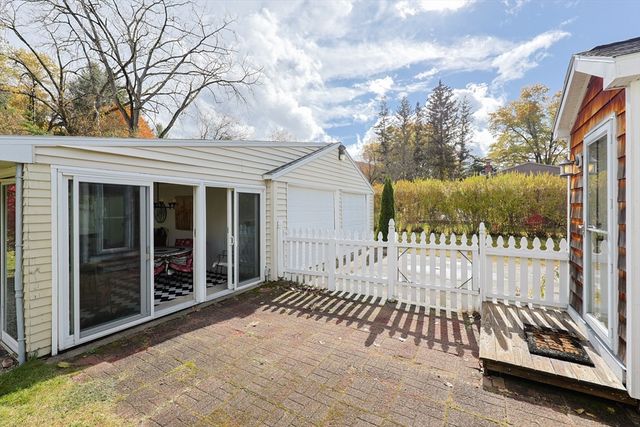 16 E New Lenox Rd, Lenox, MA 01240