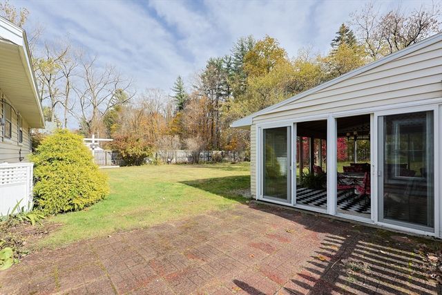 16 E New Lenox Rd, Lenox, MA 01240