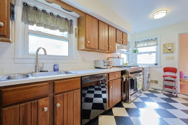 16 E New Lenox Rd, Lenox, MA 01240