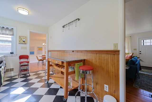 16 E New Lenox Rd, Lenox, MA 01240