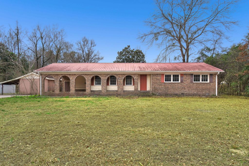 5232 Charleston Highway, Walterboro, SC 29488
