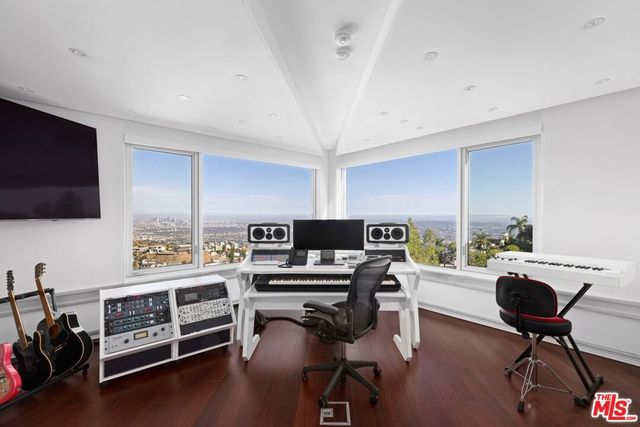 2260 Sunset Plaza Drive, Los Angeles, CA 90069