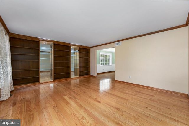 1624 CROWN POINT LN, Cherry Hill, NJ 08003