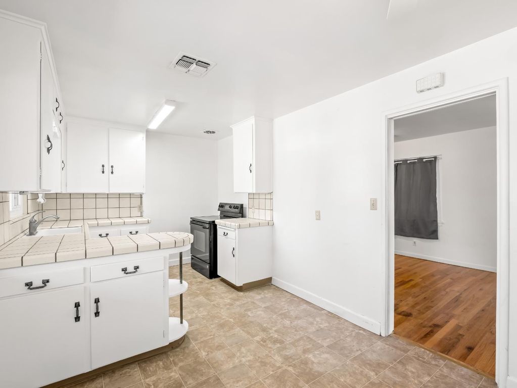 Image 10 of property listing at 732 W Cortland Avenue, Fresno, CA 93705