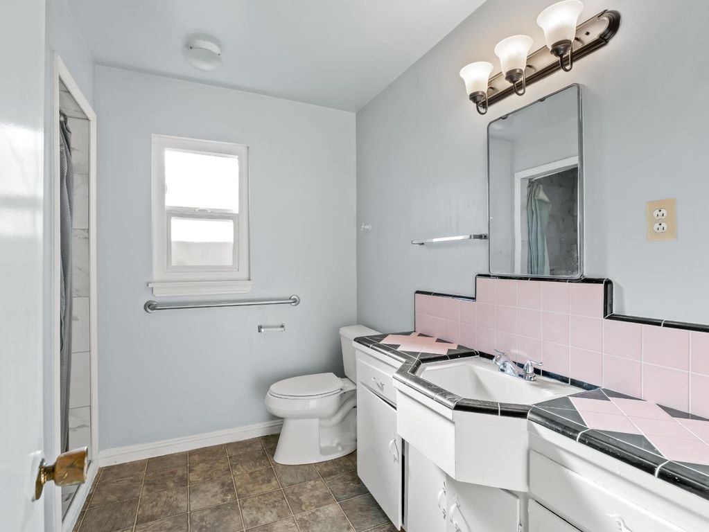 Image 15 of property listing at 732 W Cortland Avenue, Fresno, CA 93705