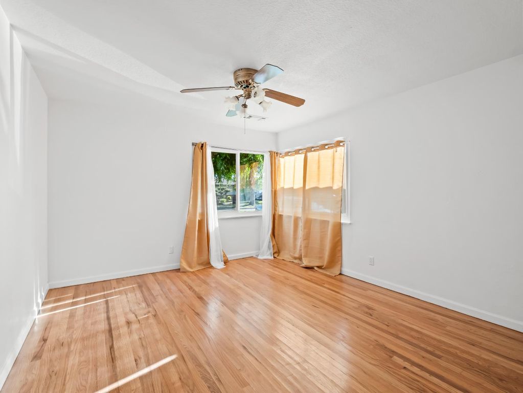 Image 19 of property listing at 732 W Cortland Avenue, Fresno, CA 93705