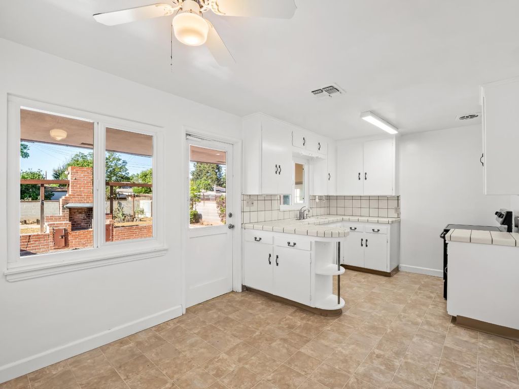 Image 9 of property listing at 732 W Cortland Avenue, Fresno, CA 93705