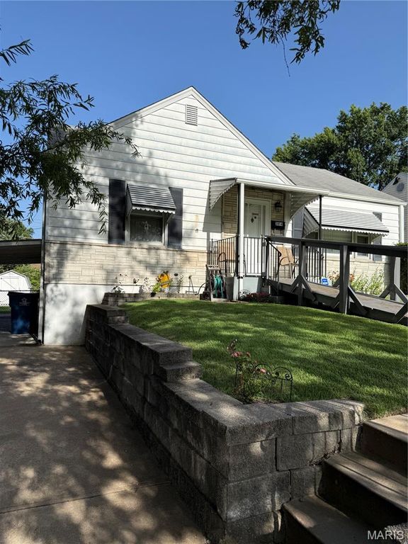 2014 Overland Drive, St Louis, MO 63114