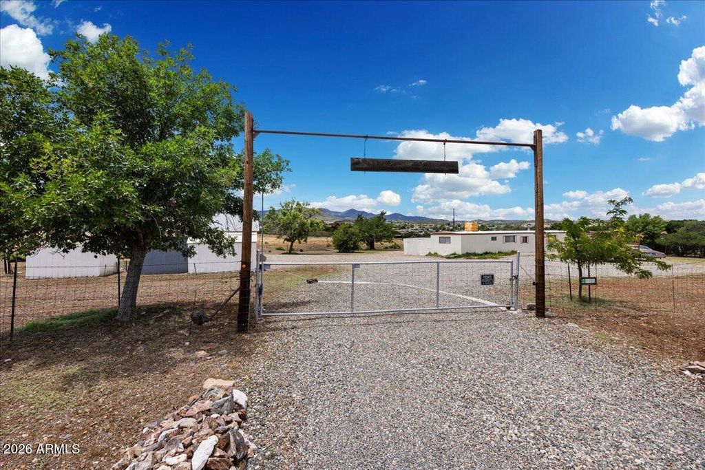 2900 S Holiday Drive, Dewey, AZ 86327