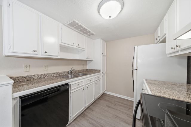 2350 Bering Drive 121, Houston, TX 77057