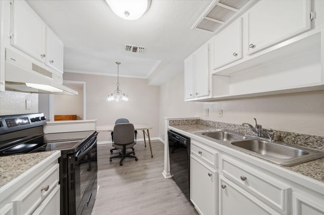 2350 Bering Drive 121, Houston, TX 77057