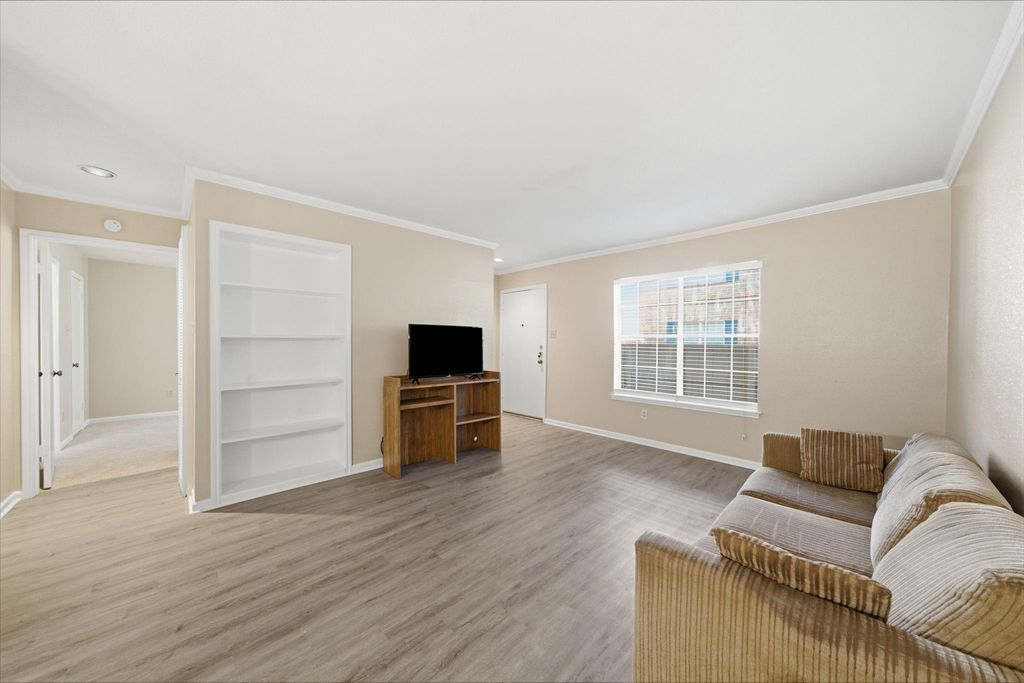 2350 Bering Drive 121, Houston, TX 77057