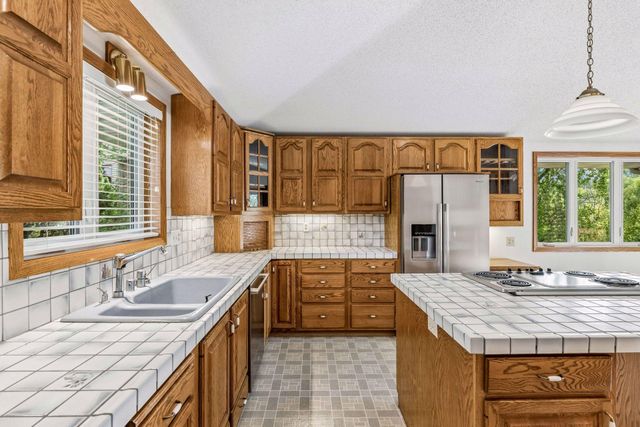 6398 47th Street N, Oakdale, MN 55128