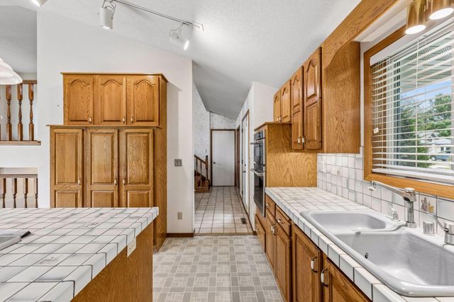 6398 47th Street N, Oakdale, MN 55128