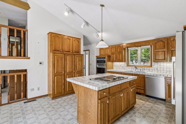 6398 47th Street N, Oakdale, MN 55128
