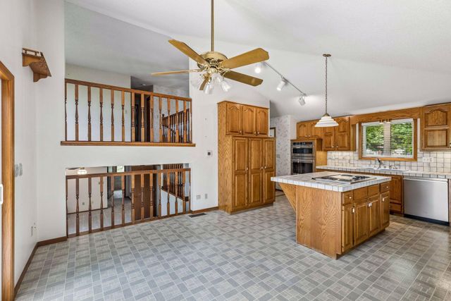 6398 47th Street N, Oakdale, MN 55128