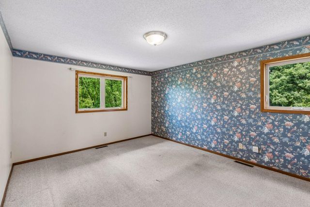 6398 47th Street N, Oakdale, MN 55128