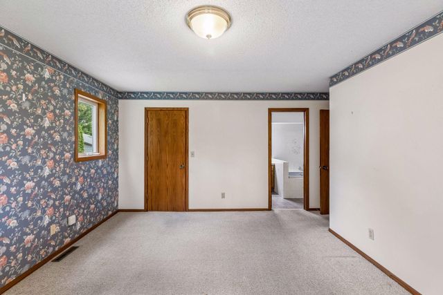 6398 47th Street N, Oakdale, MN 55128