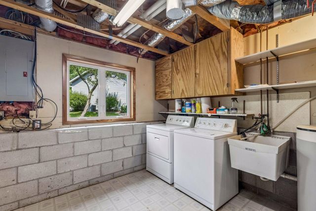 6398 47th Street N, Oakdale, MN 55128