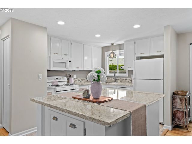 1153 DELLMOOR Way, Woodburn, OR 97071