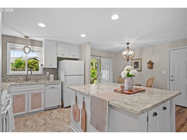 1153 DELLMOOR Way, Woodburn, OR 97071