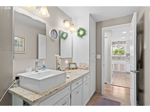 1153 DELLMOOR Way, Woodburn, OR 97071