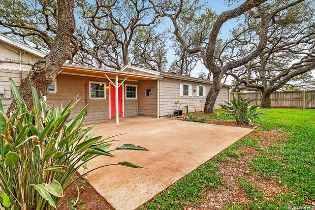 1521 S Mathis, Rockport, TX 78382