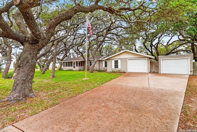 1521 S Mathis, Rockport, TX 78382