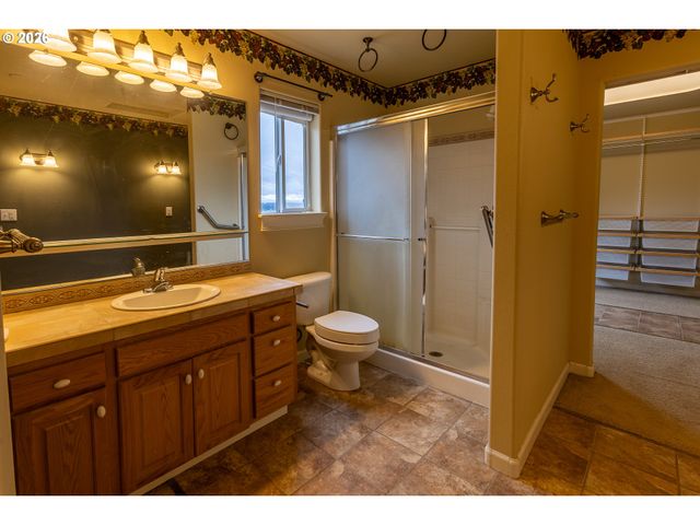 15102 Se MYRA Ln, Clackamas, OR 97015