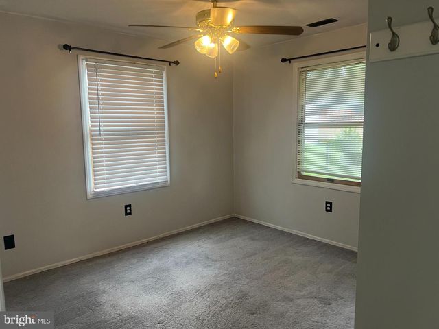211 N BROWNLEAF RD, Newark, DE 19713
