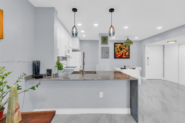 7401 SW 82nd St 301S, Miami, FL 33143