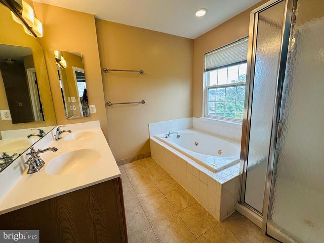 2527 BANSHIRE DR, Herndon, VA 20171