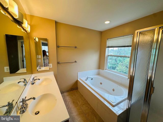 2527 BANSHIRE DR, Herndon, VA 20171