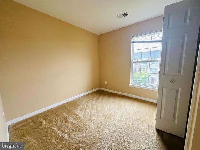 2527 BANSHIRE DR, Herndon, VA 20171