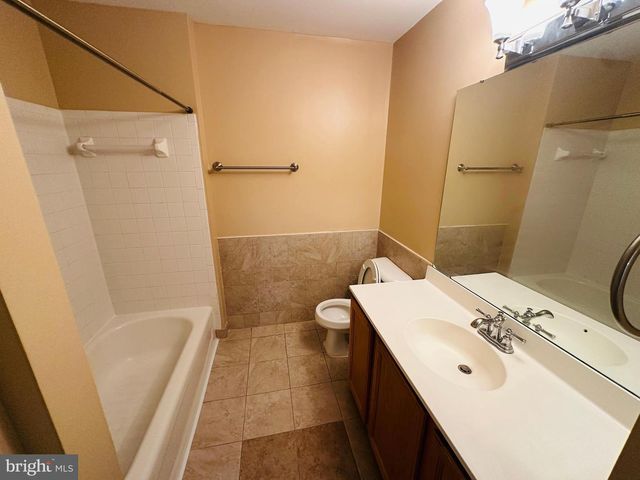 2527 BANSHIRE DR, Herndon, VA 20171
