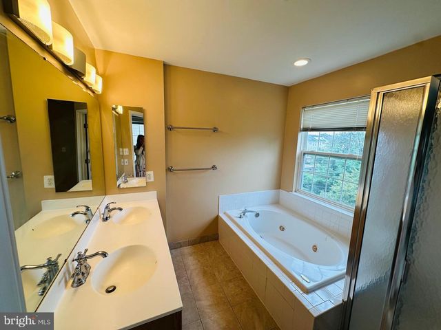 2527 BANSHIRE DR, Herndon, VA 20171