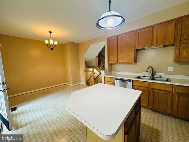 2527 BANSHIRE DR, Herndon, VA 20171