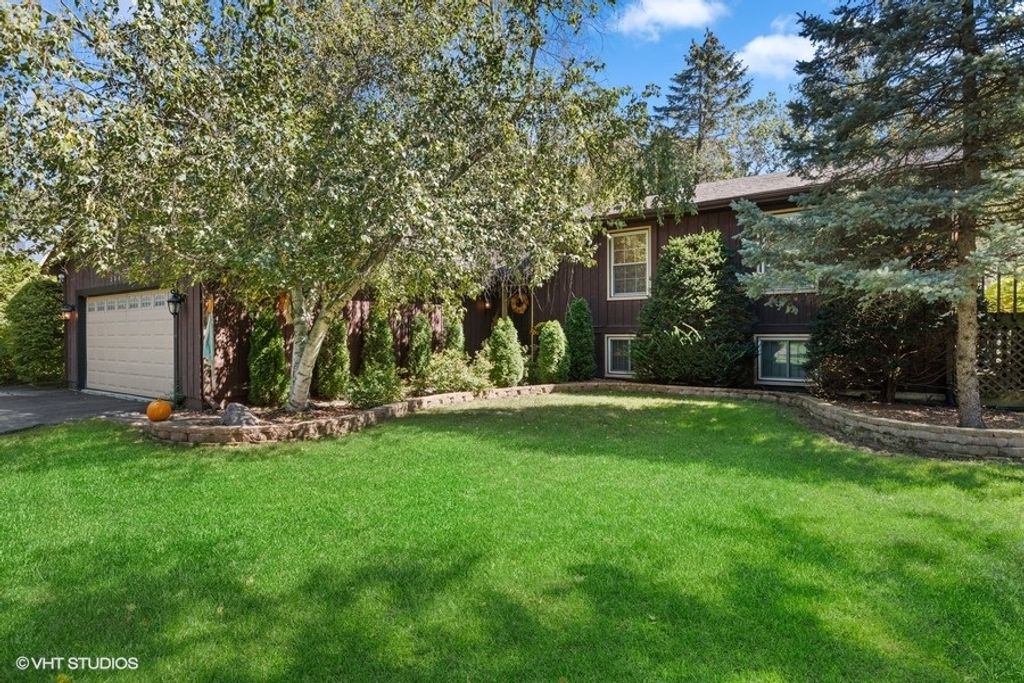 28855 N Garland Road, Wauconda, IL 60084