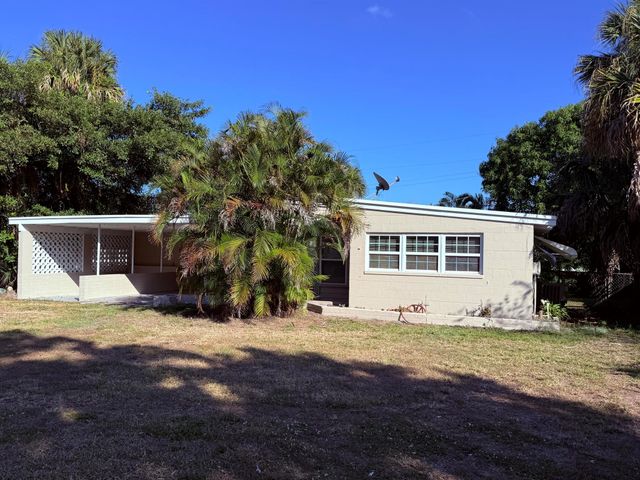 1401 NE Elizabeth Avenue, Jensen Beach, FL 34957