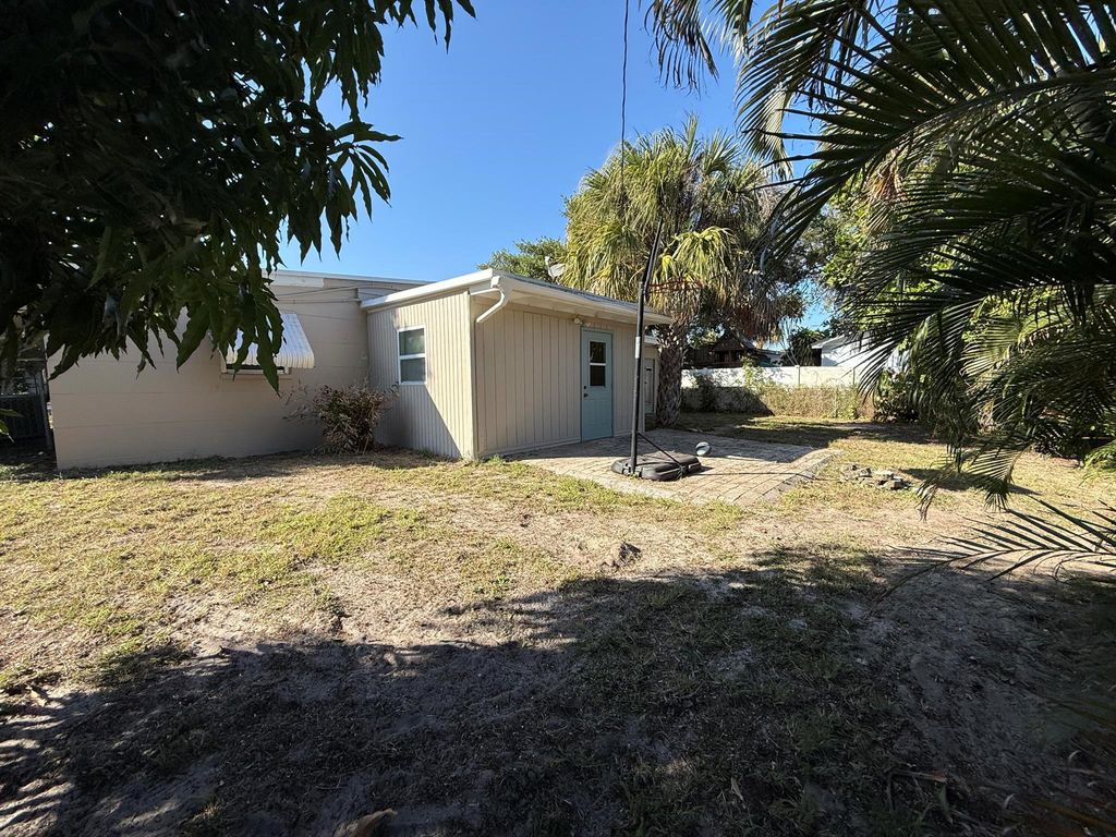 1401 NE Elizabeth Avenue, Jensen Beach, FL 34957