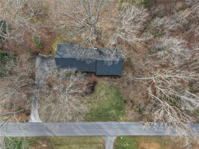 404 Hassellwood Drive, Jamestown, NC 27282