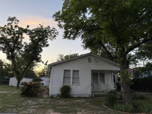 1828 W Mill Street SW, New Braunfels, TX 78130