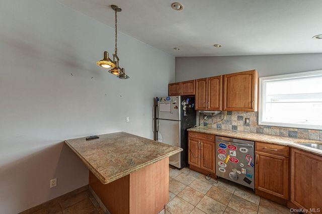 11 Lawrence Road, Deer Park, NY 11729