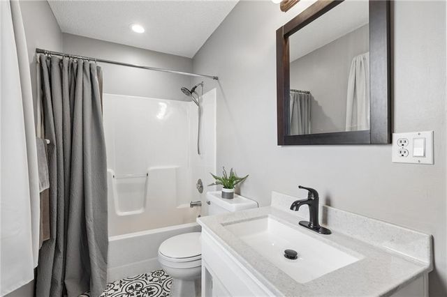 1011 Peggy Drive, Greenwood, MO 64034