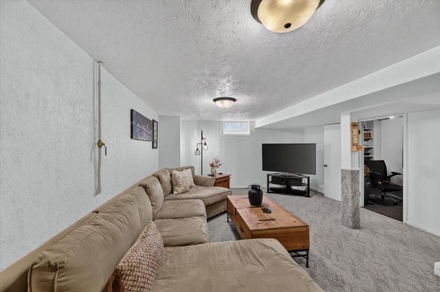 1604 Roseland Avenue, Kalamazoo, MI 49001