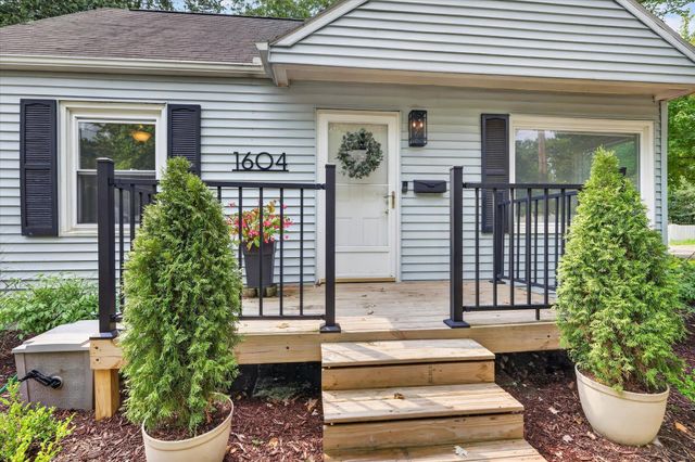 1604 Roseland Avenue, Kalamazoo, MI 49001