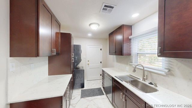 415 E Aquarium Place, Jenks, OK 74037