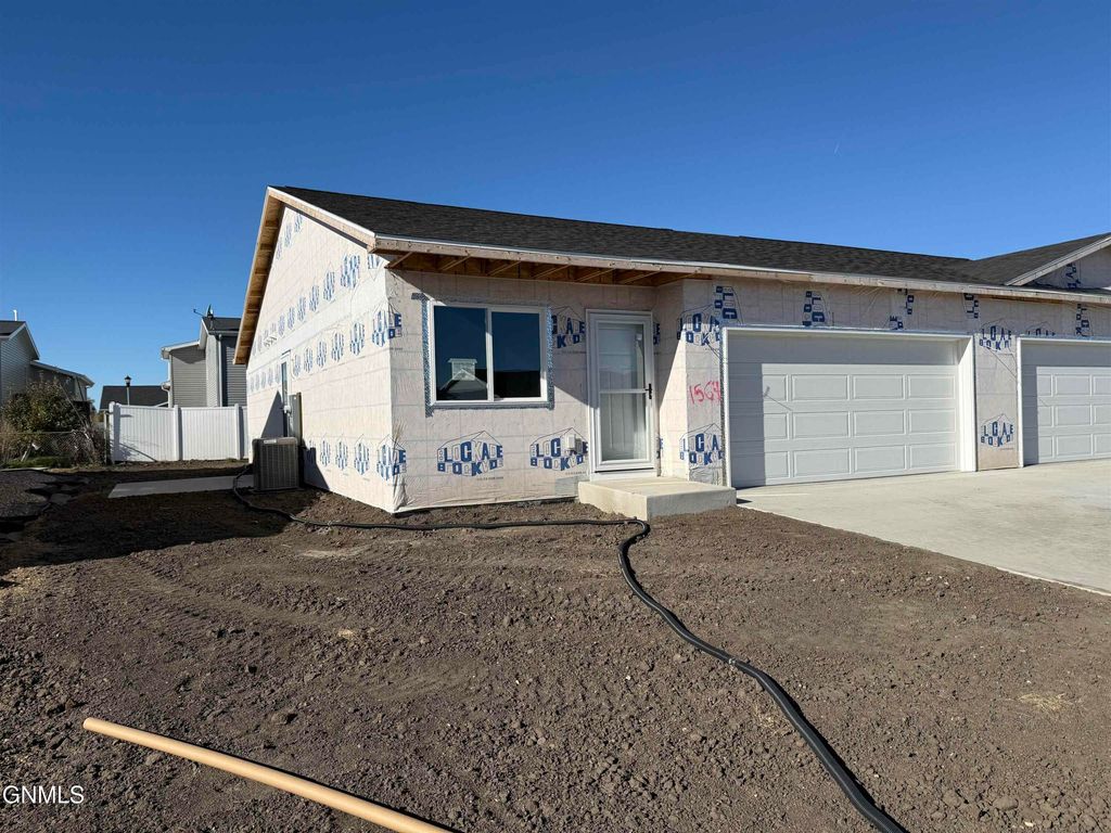 1564 47th Loop SE, Minot, ND 58701 photo 2