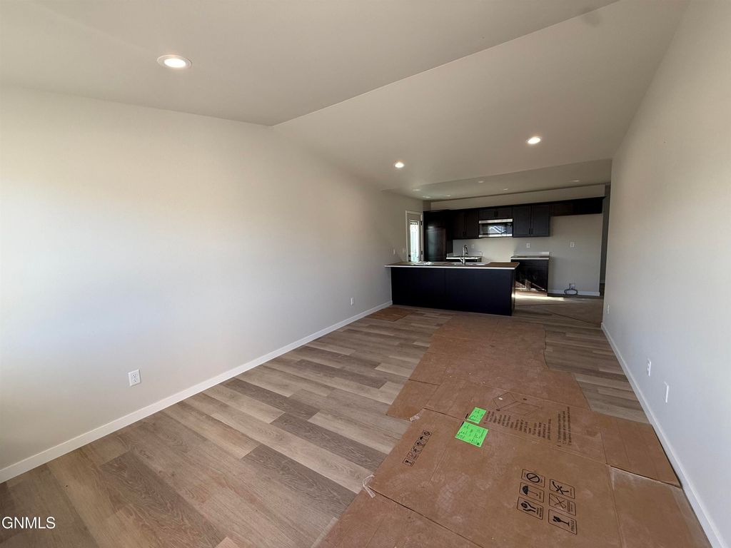1564 47th Loop SE, Minot, ND 58701 photo 3