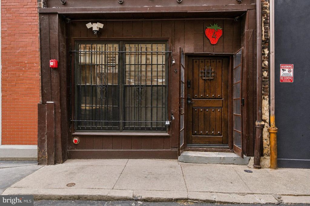 4 S STRAWBERRY ST, PHILADELPHIA, PA 19106 — exterior
